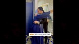 ناصر منسي يقبل رأس والدته١