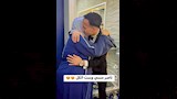 ناصر منسي يقبل رأس والدته_