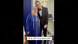 ناصر منسي يقبل رأس والدته٣