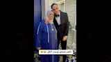 ناصر منسي يقبل رأس والدته٢