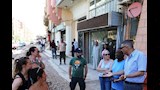محافظ أسوان يتحاور مع سياح إسبان خلال جولة بطريق السادات