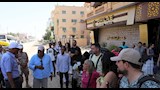 محافظ أسوان يتحاور مع سياح إسبان خلال جولة بطريق السادات