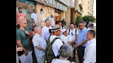 محافظ أسوان يتحاور مع سياح إسبان خلال جولة بطريق السادات