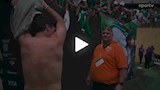 مدرب بالميراس يخلع قميصه ويهديه لأحد المشجعين
