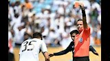 حكم المباراة يشهر البطاقة الحمراء للاعب ريال مدريد (1) (1)