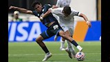 صراع على الكرة بين لاعب ريال مدريد ولاعب باتشوكا