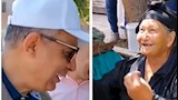 "جبلي عريس صغير وكتكوت".. بائعة خضار مسنة تمازح محافظ المنيا -فيديو