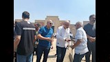 تامر عبد المنعم وشقيقه يودعون والدهم إلى مثواه الأخير 