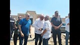 تامر عبد المنعم وشقيقه يودعون والدهم إلى مثواه الأخير 