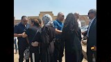 تامر عبد المنعم وشقيقه يودعون والدهم إلى مثواه الأخير