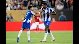 لاعب بورتو يحتفل بهدفه (1)