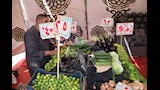 محافظ سوهاج يفتتح سوق اليوم الواحد بمدينة طهطا (7)