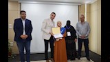 تكريم طالبة من اوائل الاعدادية العامة