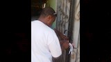 غلق وتشميع 35 محلا وكافيه مخالف في أسوان (7)