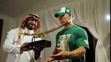 جون سينا يحصل على درع خاصا (1)