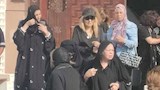بـ''العباءة والطرحة السوداء''.. ماجدة زكي تودع سميحة أيوب