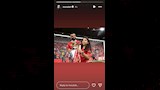 مكة ابنة محمد صلاح تحمل كأس الدوري الإنجليزي