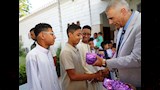 محافظ أسوان يبهج الأطفال في العيد (2)