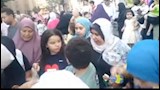 عيدية الأطفال تُبهج المصلين.. بالونات وحلوى بعد الصلاة بالفيوم (2)