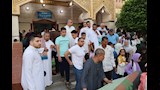 محافظ سوهاج يتبادل التهنئة بالعيد مع المواطنين بمسجد الشرطة (9)