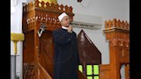 محافظ سوهاج يتبادل التهنئة بالعيد مع المواطنين بمسجد الشرطة (4)