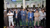 محافظ سوهاج يتبادل التهنئة بالعيد مع المواطنين بمسجد الشرطة (2)