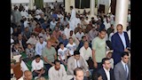 محافظ سوهاج يتبادل التهنئة بالعيد مع المواطنين بمسجد الشرطة (8)