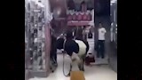 عجل يقتحم محل أحذية