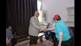 محافظ القليوبية يزور دار المسنين ويهدي النزلاء الورود والهدايا (8)