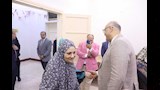 محافظ القليوبية يزور دار المسنين ويهدي النزلاء الورود والهدايا (5)
