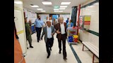 رئيس جامعة أسوان يتفقد المستشفى الجامعي ويهنئ المرضى بعيد الأضحى (3)