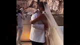 أمينة خليل ترقص مع والدها في حفل زفافها