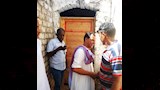 غلق وتشميع محلات ومقاهي مخالفة في أسوان