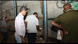 غلق وتشميع محلات ومقاهي مخالفة في أسوان