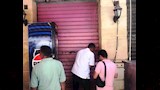 غلق وتشميع محلات ومقاهي مخالفة في أسوان