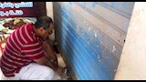 غلق وتشميع محلات ومقاهي مخالفة في أسوان