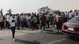 تجمع عشرات ابمواطنين بموقع الحادث على طريق السخنة