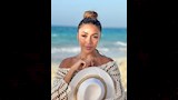 سارة سلامة أمام شاطئ البحر 