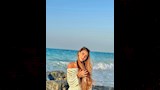 سارة سلامة أمام شاطئ البحر 