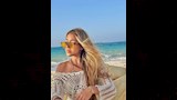 سارة سلامة أمام شاطئ البحر 