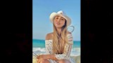 سارة سلامة أمام شاطئ البحر 