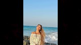 سارة سلامة أمام شاطئ البحر