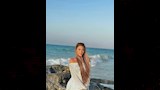 سارة سلامة أمام شاطئ البحر 