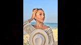 سارة سلامة أمام شاطئ البحر 