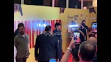 غادة عبدالرازق تلتقط الصور التذكارية في العرض الخاص لفيلم أحمد وأحمد