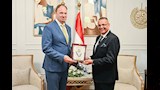 اهداء درع المحافظة للسفير