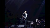تامر عاشور متكئا على عكاز