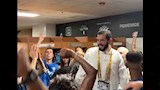 احتفال رئيس نادي الهلال مع اللاعبين (6) (1)