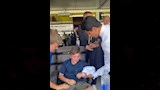 ناصر الخليفي يساعد أحد الأطفال