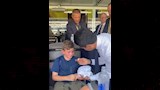 ناصر الخليفي يساعد طفل في مباراة ريال مدريد وباريس